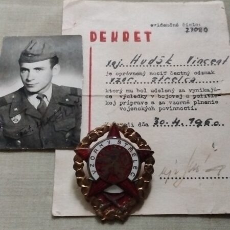 Vzorny vojak Strelec s dekretem a fotografii